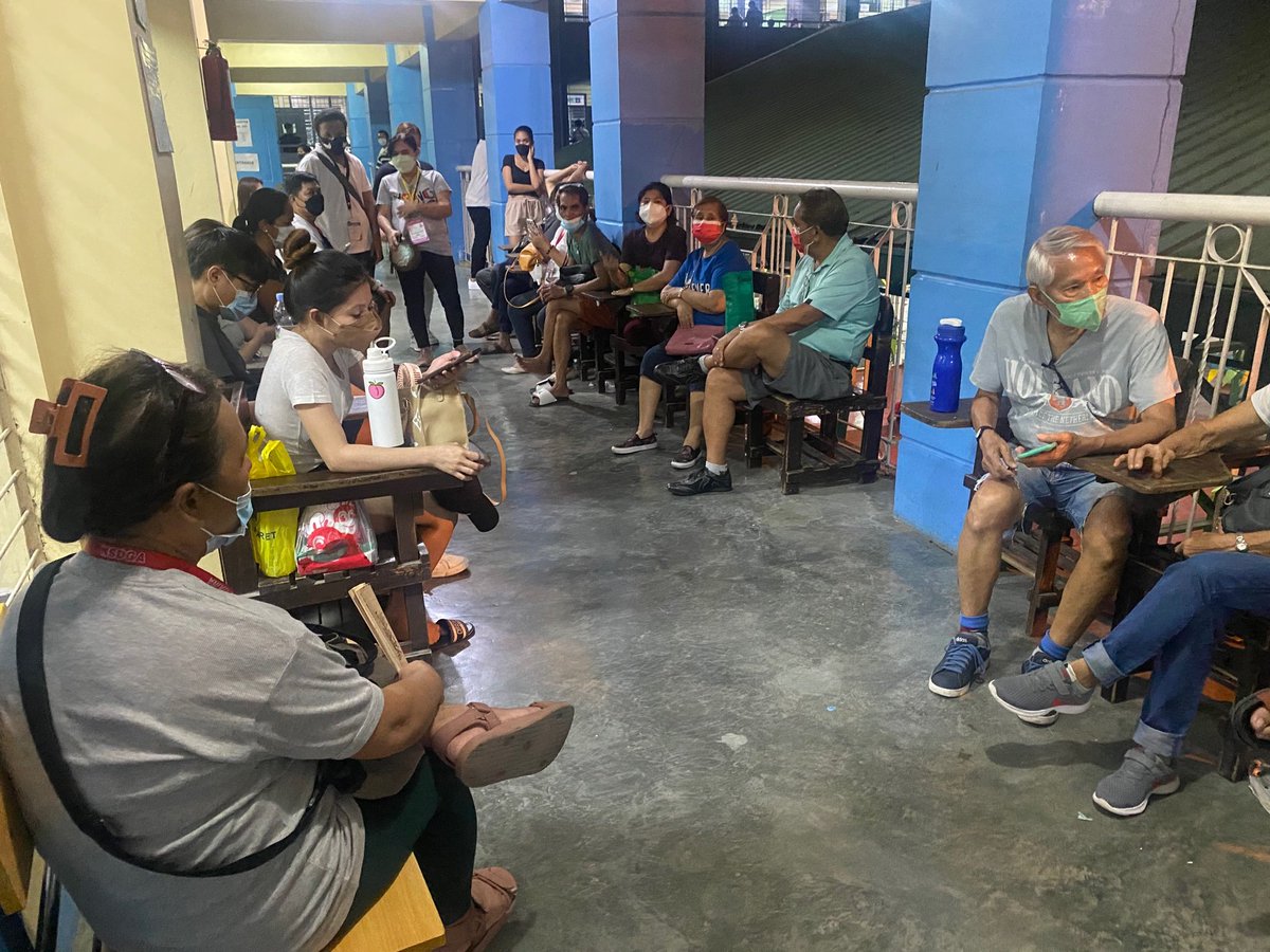ABSCBNNews's tweet photo. Close to an hour past the end of voting hours, over a hundred voters in Nangka Elementary School Clustered Precinct 340 in Marikina are still waiting for a contingency vote counting machine to replace the one that malfunctioned around 9AM. #Halalan2022 | via @VivienneGulla https://t.co/us4Kim9Zao