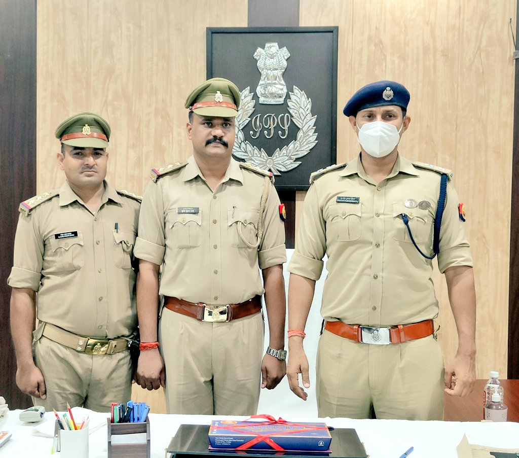 gondapolice's tweet photo. #SPGonda @IPS_SantoshM  ने उपनिरीक्षक से निरीक्षक पद पर प्रोन्नत हुए 02 उपनिरीक्षक आलोक कुमार सिंह व सुरेश कुमार वर्मा के कंधे पर स्टार लगाकर दी बधाई :- https://t.co/sv2IAmotal