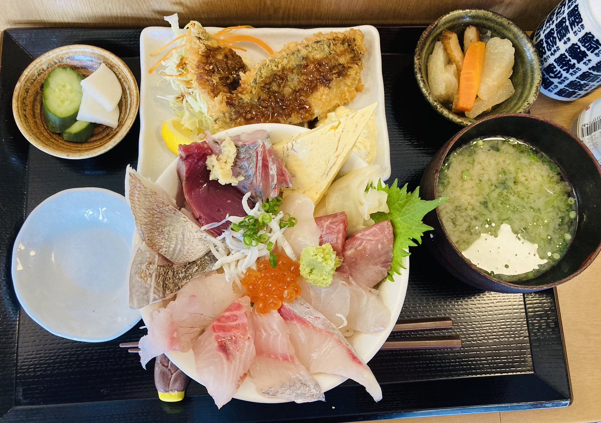 takio2x's tweet photo. 小田原漁港にて
「やまや」の海鮮丼、鯵丼
うまい‼️絶品です‼️
「伊勢屋」のイチゴ大福 https://t.co/x94Alx6Vtv