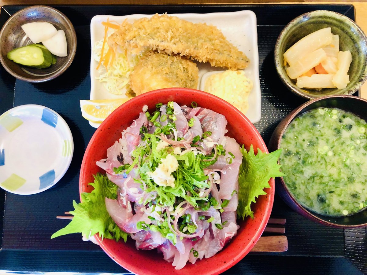 takio2x's tweet photo. 小田原漁港にて
「やまや」の海鮮丼、鯵丼
うまい‼️絶品です‼️
「伊勢屋」のイチゴ大福 https://t.co/x94Alx6Vtv