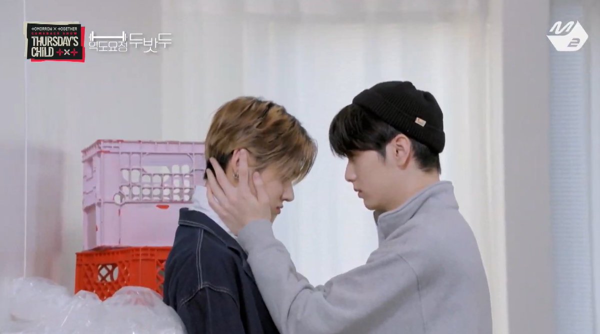 hourly yeonbin tweet media