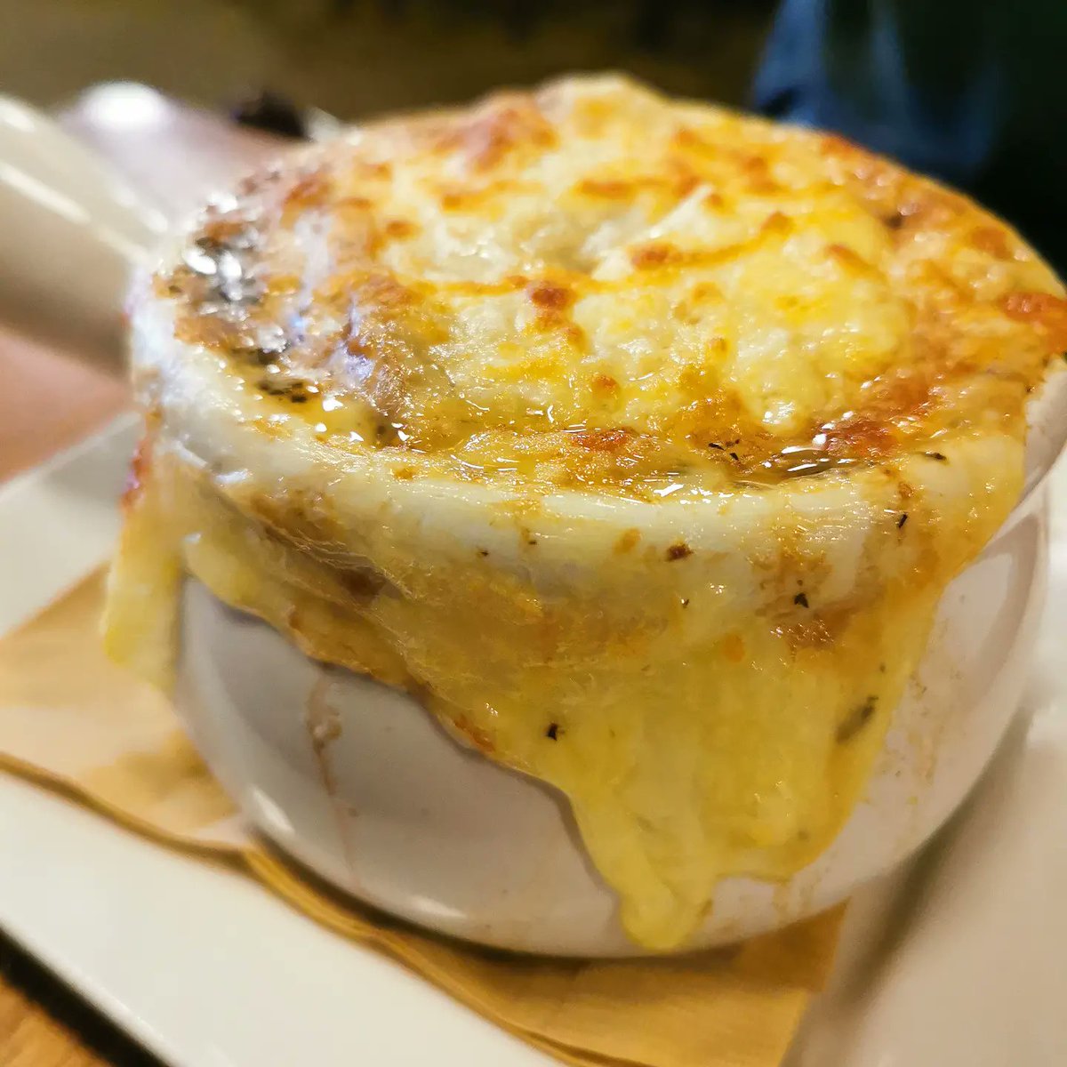 galabouttown365's tweet photo. French Onion Soup from @DonaleighsPub in downtown Barrie. YUM! https://t.co/gQPRI0vndZ