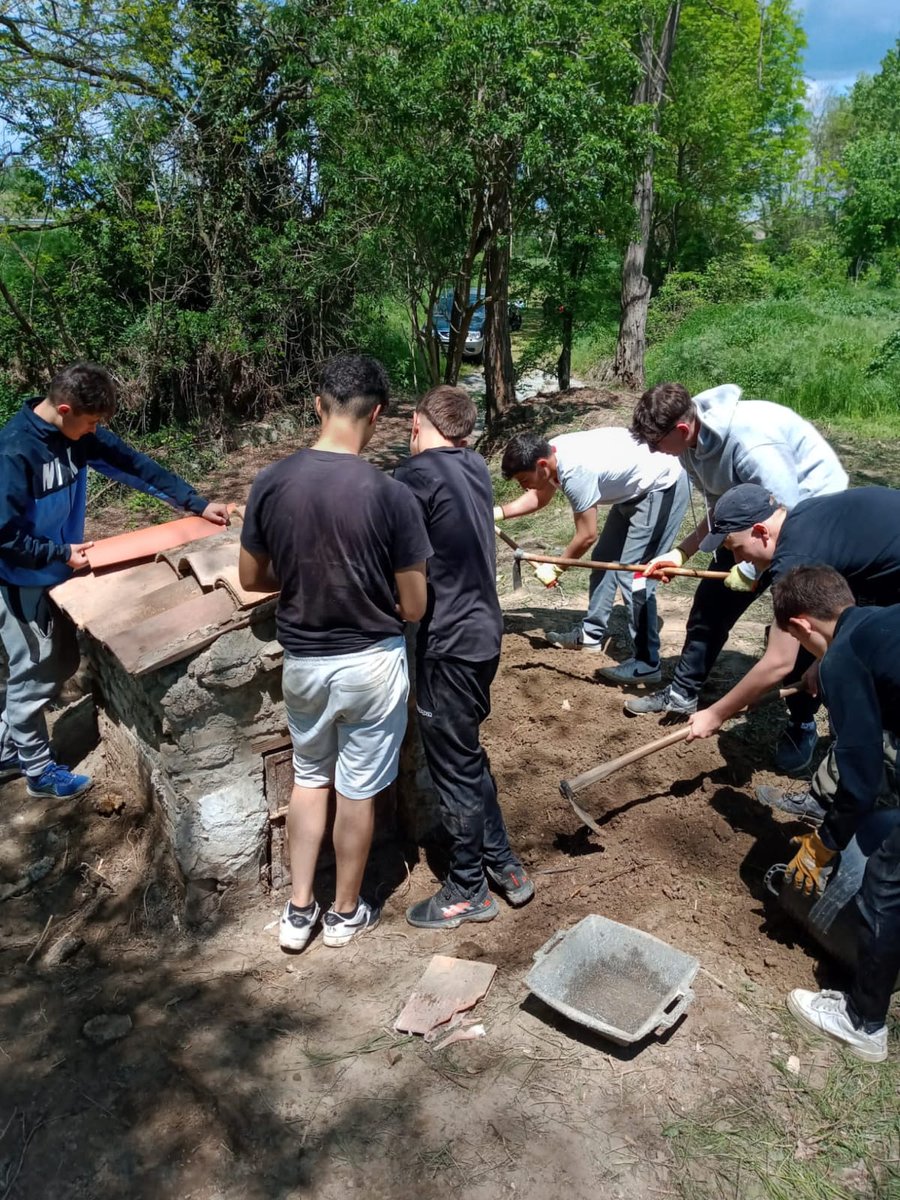 ie_martamata's tweet photo. Alumnes de 4rt d'ESO arreglant la Font del Sanaiàs com una activitat del Servei Comunitari @AjTorello #SecIEMM https://t.co/wbOBlUnipR