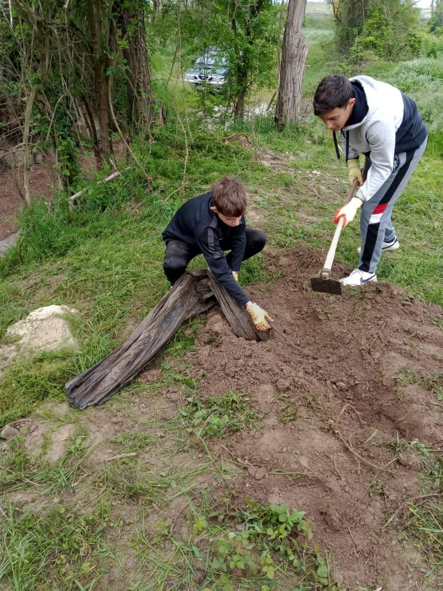 ie_martamata's tweet photo. Alumnes de 4rt d'ESO arreglant la Font del Sanaiàs com una activitat del Servei Comunitari @AjTorello #SecIEMM https://t.co/wbOBlUnipR