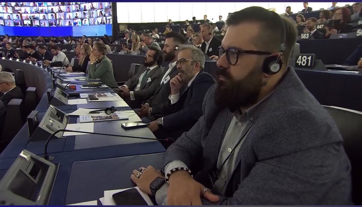 #Covid19
In corso a #Strasburgo la cerimonia finale sul “Futuro dell’Europa”.
NESSUNO dei presenti indossa una mascherina, compresi i membri del #PD che invece, in #Italia, hanno avallato l’OBBLIGO per i MINORI a scuola.
Ci prendono palesemente per il culo e ce lo mostrano.