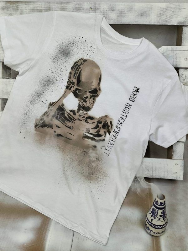 LaRecogiaCorreo's tweet photo. #LaRecogía | ¿Queréis conseguir gratis esta camiseta que tanto os ha gustado? ¡Pues es muy fácil! Hay que retuitear este tuit y seguir tanto nuestra cuenta como la de @SemblanzaC, se hará un sorteo entre los participantes, y este domingo 15 a las 21:00 diremos quién la ha ganado. https://t.co/mPc3C92TMj