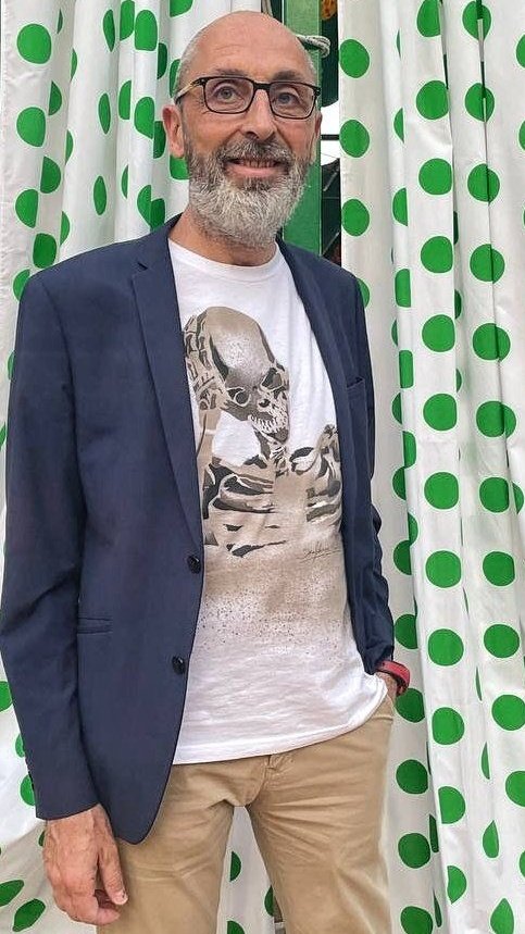 LaRecogiaCorreo's tweet photo. #LaRecogía | ¿Queréis conseguir gratis esta camiseta que tanto os ha gustado? ¡Pues es muy fácil! Hay que retuitear este tuit y seguir tanto nuestra cuenta como la de @SemblanzaC, se hará un sorteo entre los participantes, y este domingo 15 a las 21:00 diremos quién la ha ganado. https://t.co/mPc3C92TMj