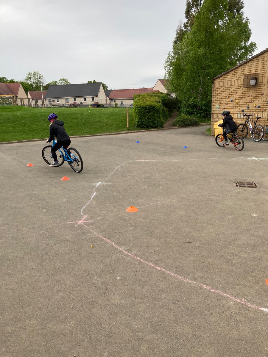 stdavidsparentc's tweet image. Well done P6. First bikeability session complete. 🤩
@stdavidsPS_ELC