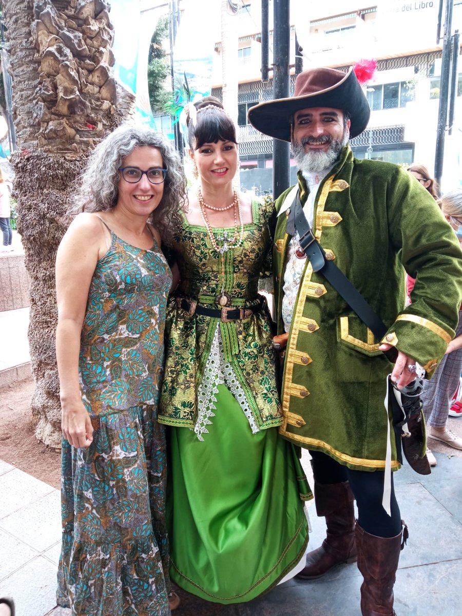 En la Feria del Libro <a href="/FestivalMueca/">Festival Mueca</a>  me encantó conocer a peques que escriben cuentos. ¡Cuiden esos tesoros! Aquí con mis compis de estand <a href="/VictorJaubert/">Víctor Jaubert</a> y de <a href="/AlganiEditorial/">AlganiEditorial</a>, Alfredo López Pérez y Clara Rufino, por Amaro Pargo.  Gracias  <a href="/libreriaagapea/">Agapea.com</a> y @AtlantidaDistri