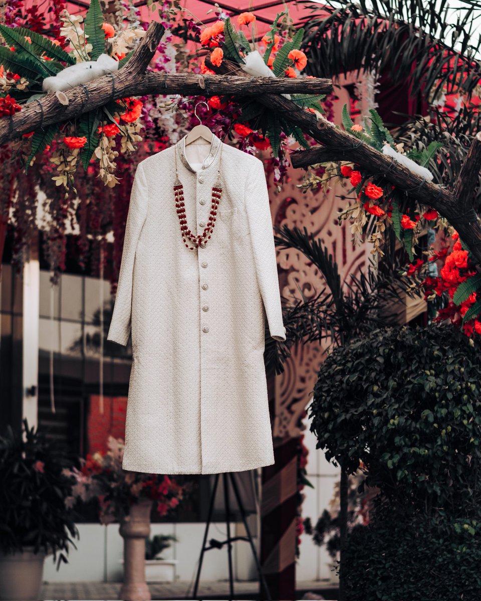 KJpeg5's tweet photo. You can't blame gravity for falling in love 🥀 #weddingphotography #weddingattire #kunalhanda #muzaffarpur https://t.co/QJMm9SbO5u