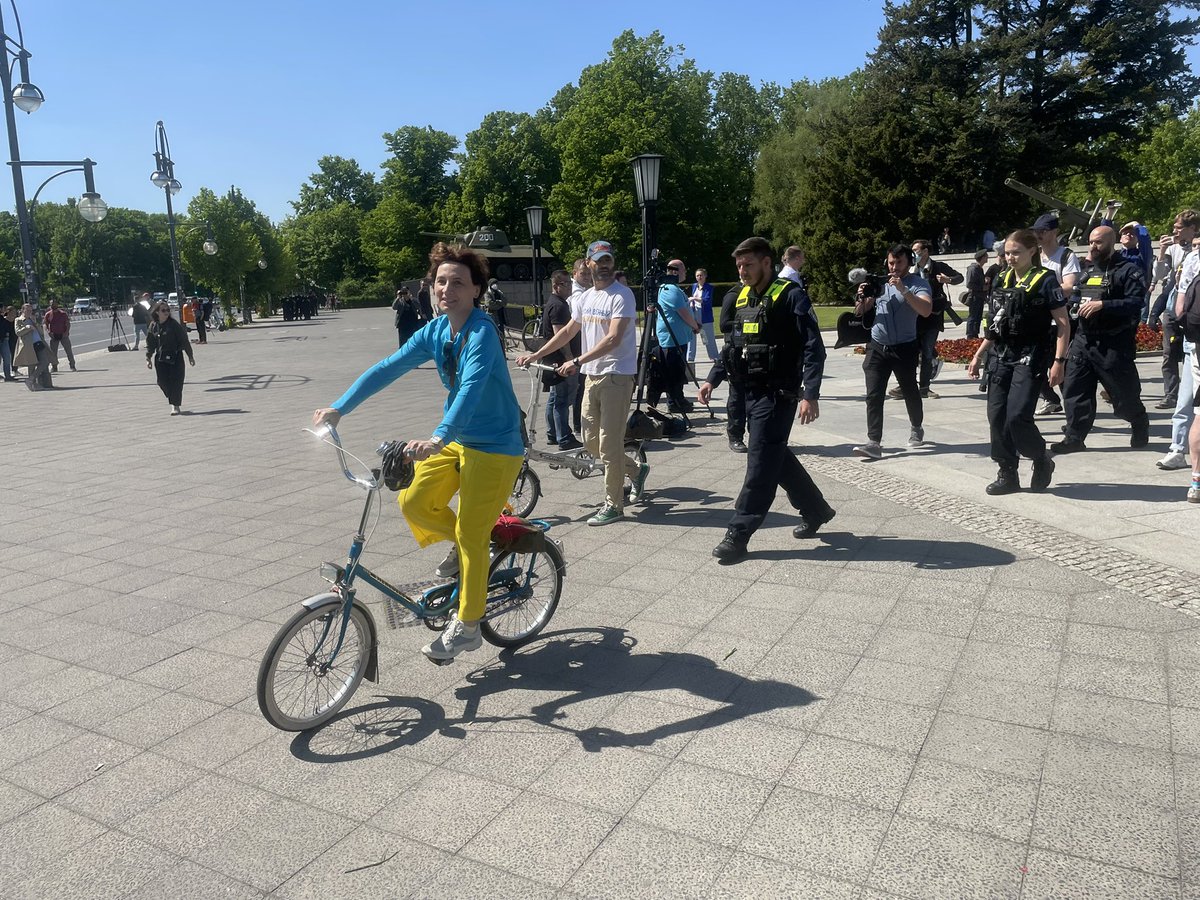 wurzer_julian's tweet photo. Die #Nachtwölfe lassen sich am Ehrenmal Tiergarten in #Berlin mit einer russischen Fahne ablichten. Das absurde dabei ist, zwei Meter daneben bittet die @polizeiberlin eine Frau und einen Mann mit Kleidung in ukrainischen Farben das Gelände zu verlassen. #b0905 via @morgenpost https://t.co/LfGO3ehn2A