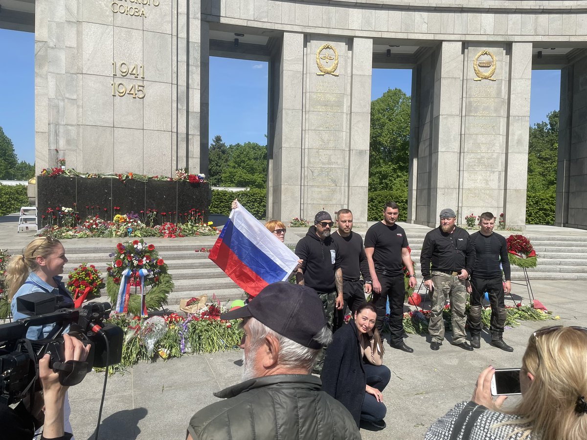 wurzer_julian's tweet photo. Die #Nachtwölfe lassen sich am Ehrenmal Tiergarten in #Berlin mit einer russischen Fahne ablichten. Das absurde dabei ist, zwei Meter daneben bittet die @polizeiberlin eine Frau und einen Mann mit Kleidung in ukrainischen Farben das Gelände zu verlassen. #b0905 via @morgenpost https://t.co/LfGO3ehn2A