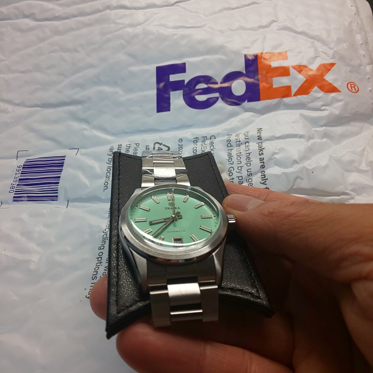 watchid7's tweet photo. トラスカのコミューター(ミントグリーン)、はるばるフロリダ州から届きました。
・流行りのグリーン
・こだわりの36mm、100m防水
・初めての海外マイクロブランド
#TRASKA https://t.co/Yx1xN86n4Z