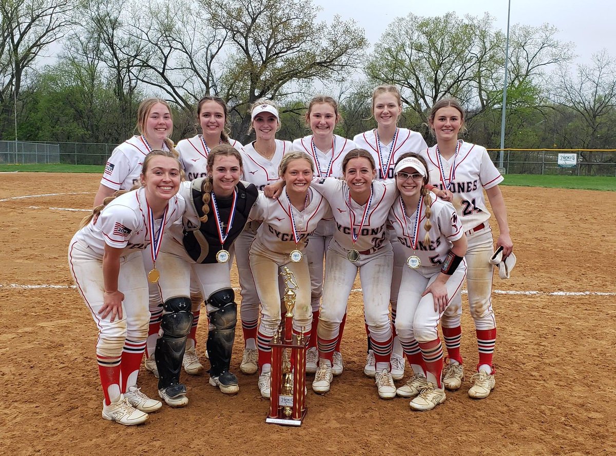 Girls went 5-1-1 on the weekend to win the <a href="/NickiG_FDN/">Nicki G. Foundation</a> High School Silver bracket. Played some solid competition, including one game that lasted 2:27 minutes. Nice weekend ladies, next weekend the S&amp;C in our hometown. #grinders