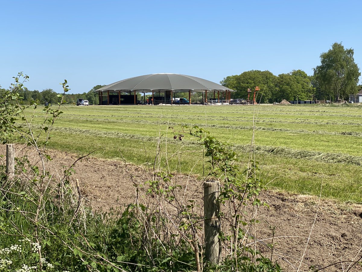Ervenplatform's tweet photo. #Heerlijkheidlinde, een bijzondere ontwikkeling dicht bij de stad Deventer krijgt vorm. Lindelaan en het fruit gaan groeien tot een prachtige ontvangst. De nieuwe stal is een geslaagd eigentijds icoon waar Sanne en Christiaan trots op kunnen zijn. https://t.co/HhR3vrqCzj