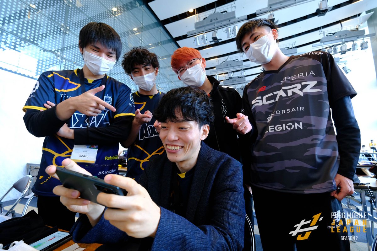 PMJL_official's tweet photo. 【#PMJLオフショット 📸】
各方面から指導を受けながら(?)プレイするAXZ Andon(@an_don_game)選手！

私だったら緊張していつもの力が出せなさそう...🤣 https://t.co/ZaY3OS85uC