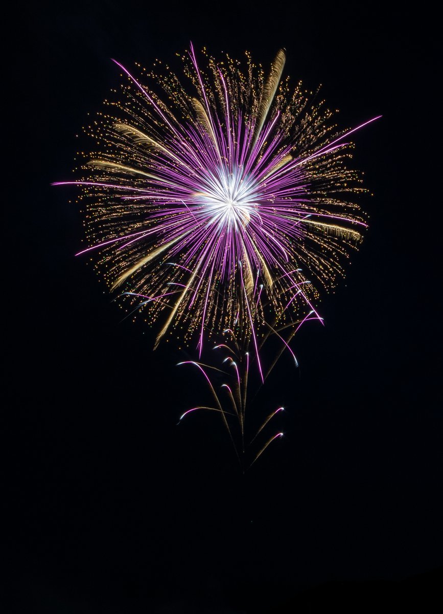 gamentank's tweet photo. ㉑昇曲導付　キラ芯五度変化
㉒茜空
㉓紫水晶をちりばめたペンダント

#和火屋
#小松煙火工業
#響屋大曲煙火 https://t.co/XVkMcWIVqT