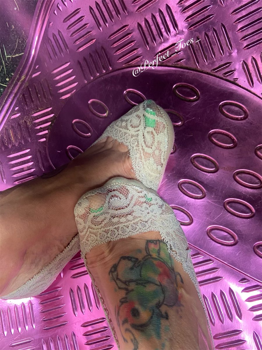 Buy me lunch I’m hungry.
You can salivate over my perfect toes 🤤

£NylonNursexxx