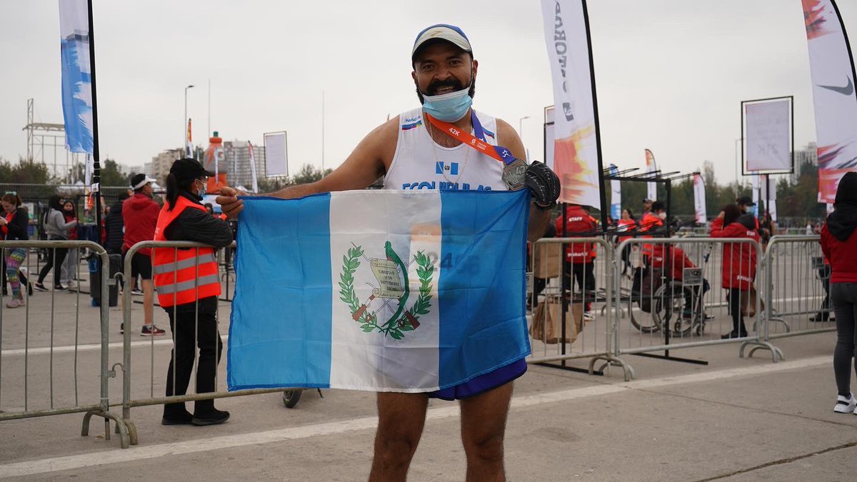 ¡Después de 2 años de espera, esfuerzo y entrenamiento, te ganaste esa medalla 🏅! Lúcela con orgullo a donde vayas hoy: llévala al trabajo, a clases, a buscar a tus hijos al colegio o al supermercado 🤩 ¡Te la mereces! #GatoradeMaratónDeSantiago2020 #LaMetaEsCuidarnos