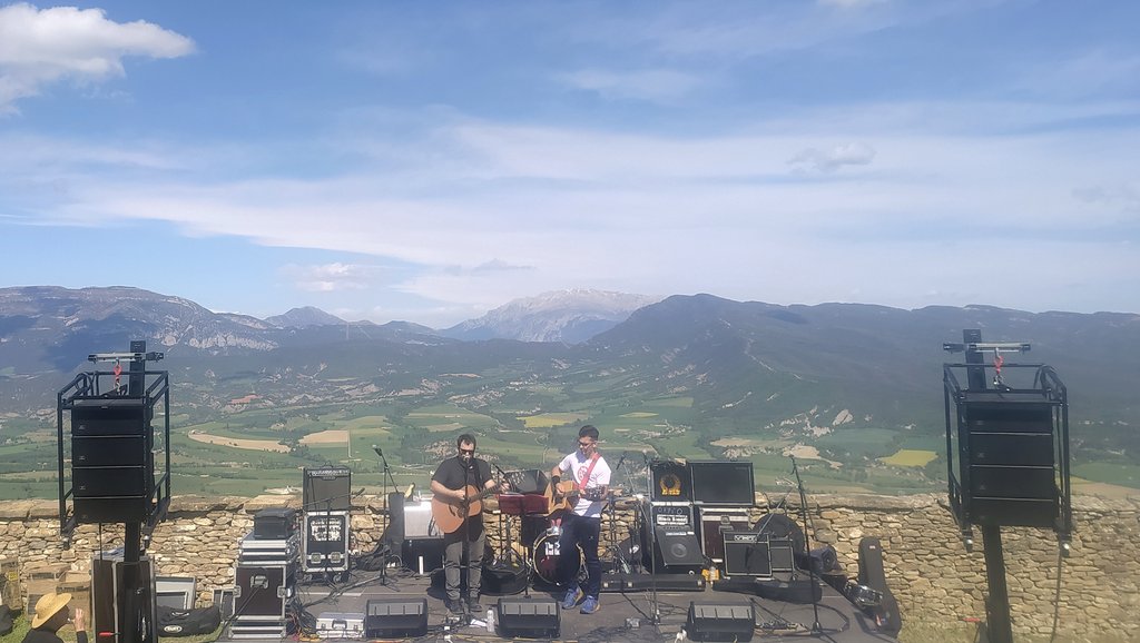 PlacasNOlafueva's tweet photo. #Gracias a @TitiriterosB #Sarracorum @johnnygarso #versionkanalla y #badfathers . Fue increíble teneros aquí. Nos vemos cuando queráis, pero el año que viene seguro! https://t.co/TLZNxH2vCW