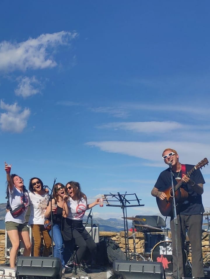 PlacasNOlafueva's tweet photo. #Gracias a @TitiriterosB #Sarracorum @johnnygarso #versionkanalla y #badfathers . Fue increíble teneros aquí. Nos vemos cuando queráis, pero el año que viene seguro! https://t.co/TLZNxH2vCW