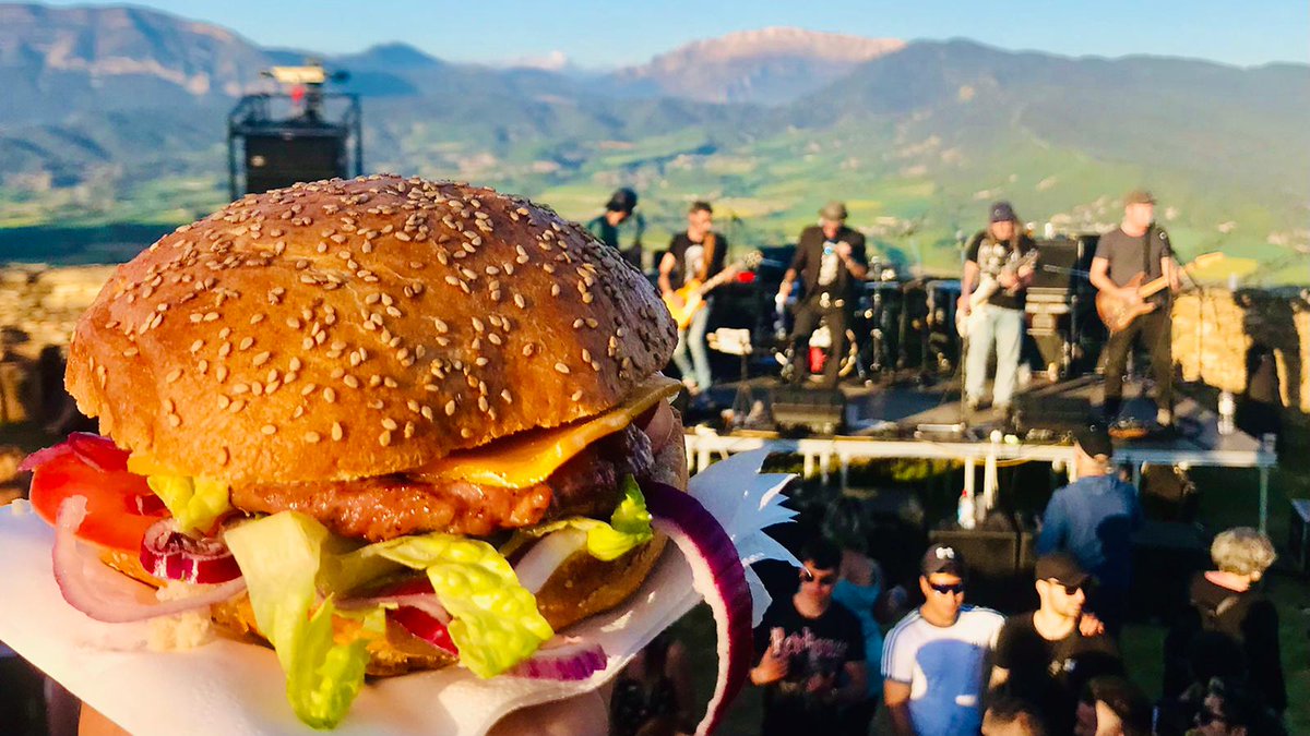 PlacasNOlafueva's tweet photo. #Gracias a @TitiriterosB #Sarracorum @johnnygarso #versionkanalla y #badfathers . Fue increíble teneros aquí. Nos vemos cuando queráis, pero el año que viene seguro! https://t.co/TLZNxH2vCW