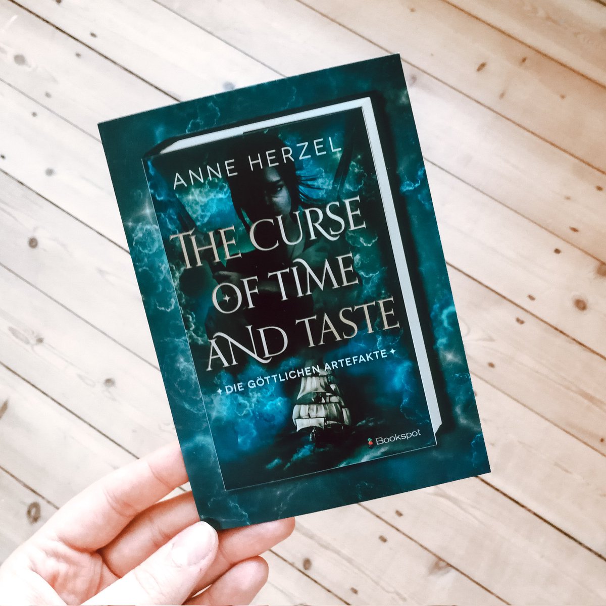 BUECHERLESERjw's tweet photo. Du liebst queere Fantasy? Dann aufgepasst:
#coverflashmob für die Neuerscheinung »The Curse of Time and Taste 01 - Die göttlichen Artefakte« von Anne Herzel.
@Wellenbuch https://t.co/7SEWHmDiYY