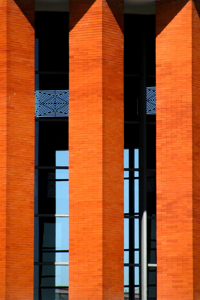 retokommerling's tweet photo. #Arquitectos _
Hoy cumple años Rafael Moneo (9 de mayo de 1937).

"Esta profesión tiene obligaciones, los edificios adquieren importancia cuando completan algo más amplio que ellos, la ciudad."

¿Cuál es tu preferido?

#Arquitectura https://t.co/X8HGTn8XwL