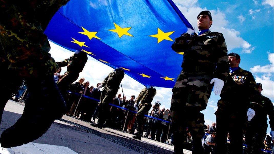 MitchelOliverV's tweet photo. Macron, Merkel, Von der Leyen, Juncker, Verhofstadt, kommisærer, parlamentarikere, Konferencen for Europas Fremtid:
"Ja til EU-hær!"

Danske politikere:
"EU-hær er konspiration!"

Således må man forstå, at #dkpol ved mere om EU’s fremtid end alle de største aktører i Bruxelles. https://t.co/b1vVVzLTIr