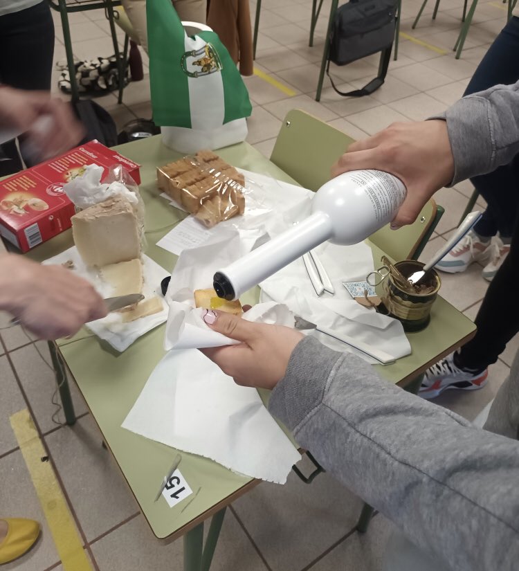 PazEoi's tweet photo. Unboxing! So excited to open our boxes! #TheArtBoxProject
BIG thank you #Idoya @EOIPIHEO @desiderio_profe @EOILaCarolina
Soon everything on our TwinSpace @eTwinning_es @en_escuelas https://t.co/XppYaCrNbe