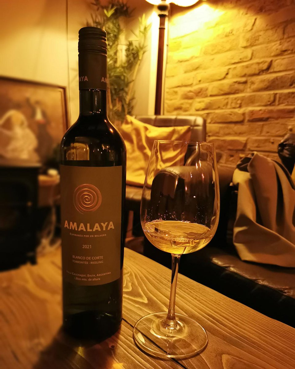 Introducing the first of our featured wines in our new Spring Bundle - Amalaya Torrontes Riesling. 
A floral wine like this is like a whiff of Spring & outdoor entertaining, which is where this wine excels.
finewinemerchant.co.uk/spring-bundle-…
#wine #winelovers #Argentinianwine #greatwine
