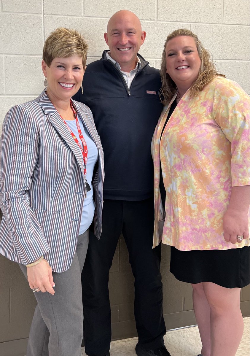 halleykimberly's tweet photo. Welcome Mr. Chad Michael to ⁦@CESTigerPride⁩ leadership team! Mrs. Vivian Pound will be our new admin assistant. Go Tigers!! 🐾🐾 https://t.co/DBS4hOzEIc
