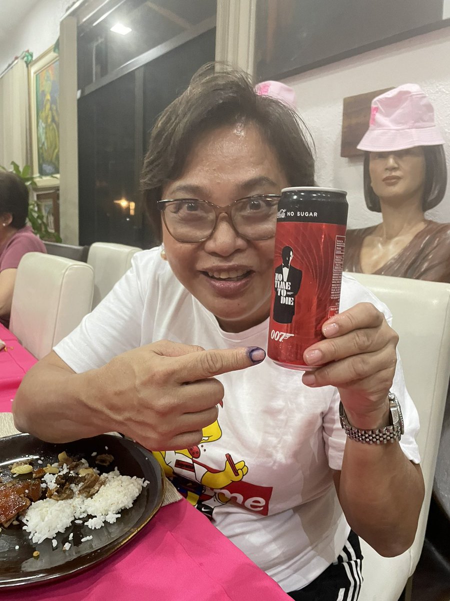 rowena_guanzon's tweet photo. Nagkamay at uninom ng Coke. Hehehehe. https://t.co/3UG5AIh18w