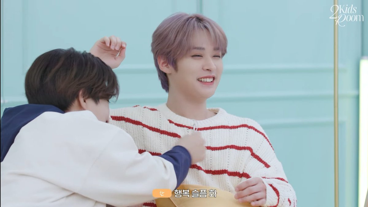 나는... 예나., 지금이나...
hjs 옆의 lmh를 볼 때마다...
어? 이녀석 이렇게 웃을 수 잇엇어? 라는 생각이 매번 드는 듯..  씨빠 mh야 행복해라...