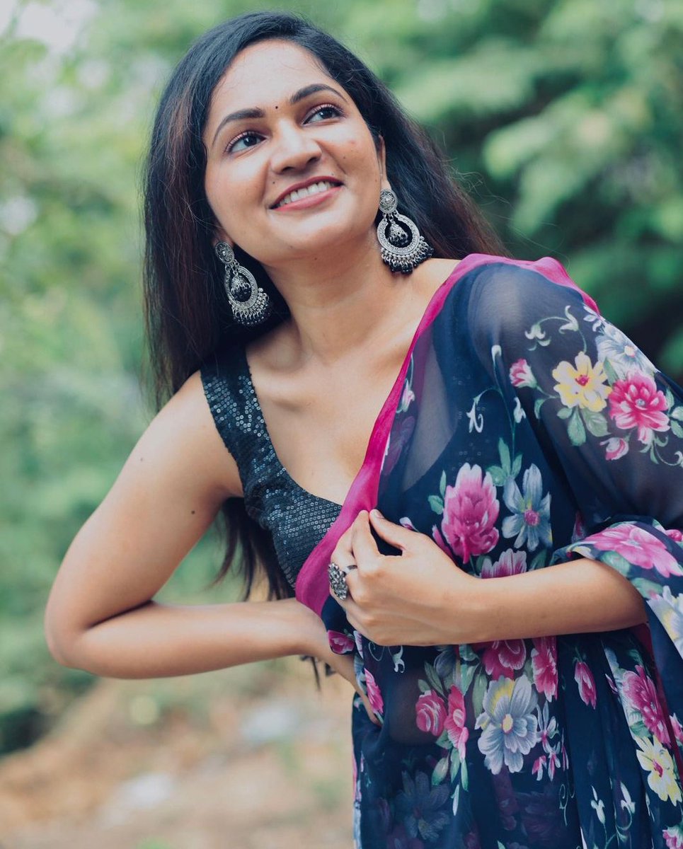 garuda78's tweet photo. Evening vibes with neighbour wife
#hotwife #bhabhi #seducing #saree #sleevless #backless #sareeseduction #SareeTwitter #sareelove #Saree_show https://t.co/ue2SaBCmtJ