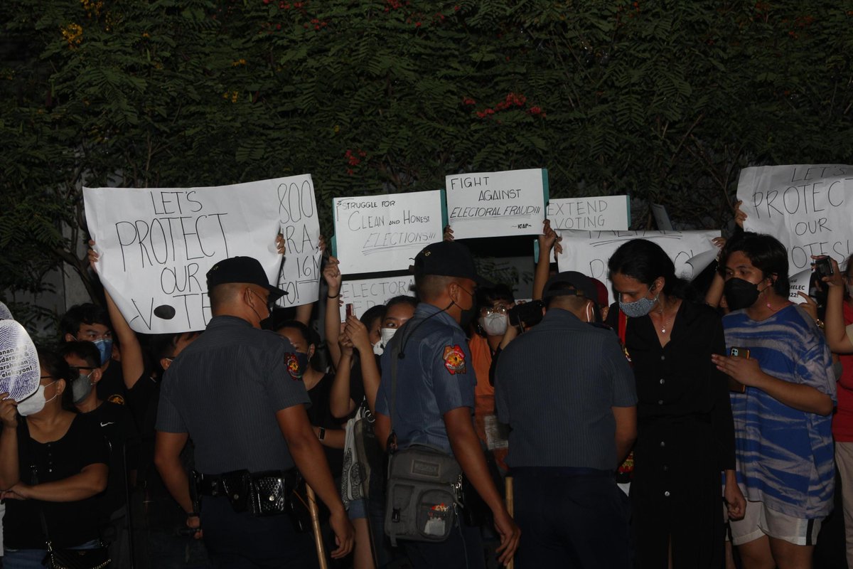 AnakpawisPL's tweet photo. HAPPENING.

Groups protest outside COMELEC National Capital Region office in Quezon City to condemn massive glitch in today's national elections. Anakpawis Partylist says COMELEC, Smartmatic and F2 Logistics accountable for faulty VCMs that led to disenfranchisement of voters. https://t.co/LoHZ2I8KcH