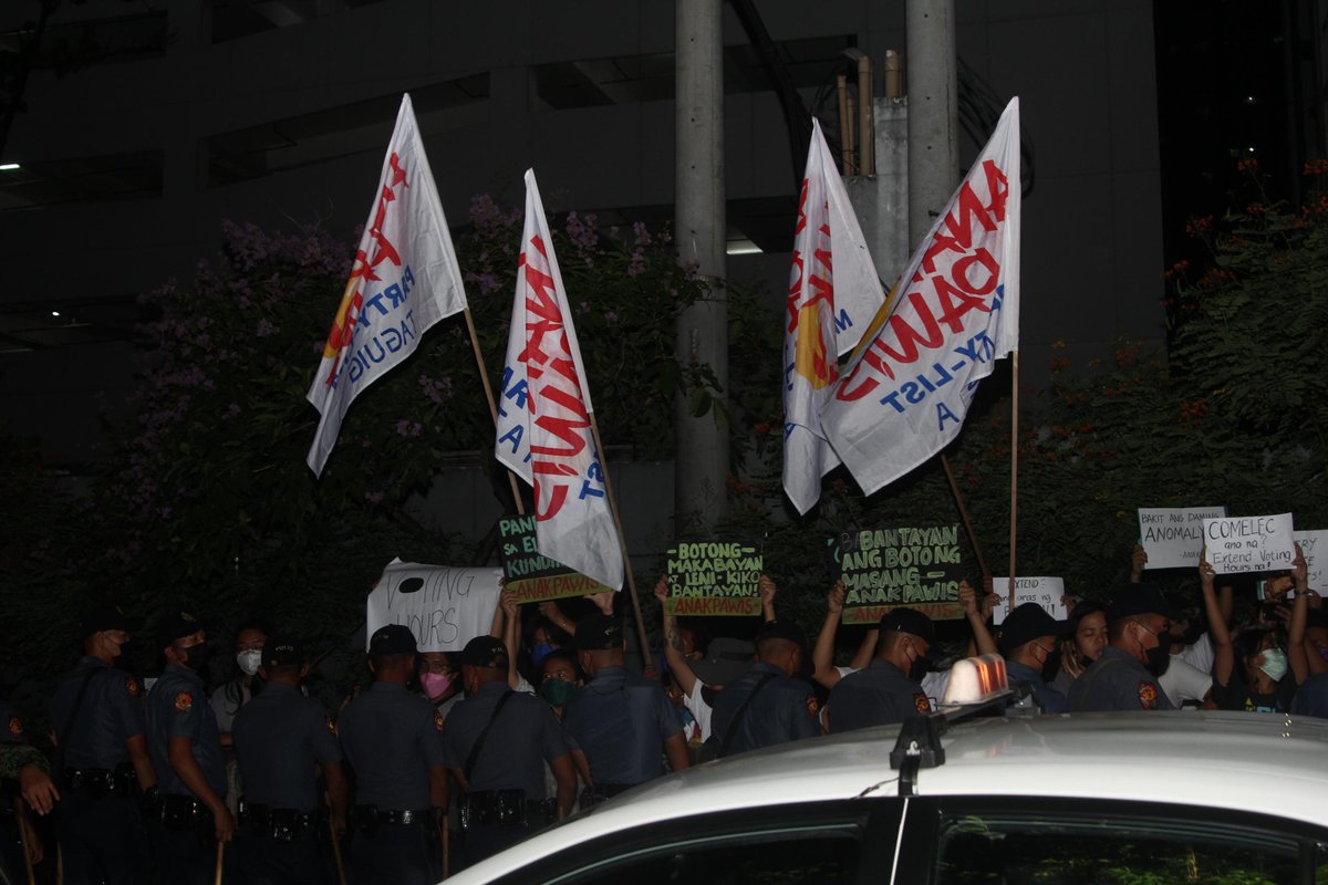 AnakpawisPL's tweet photo. HAPPENING.

Groups protest outside COMELEC National Capital Region office in Quezon City to condemn massive glitch in today's national elections. Anakpawis Partylist says COMELEC, Smartmatic and F2 Logistics accountable for faulty VCMs that led to disenfranchisement of voters. https://t.co/LoHZ2I8KcH