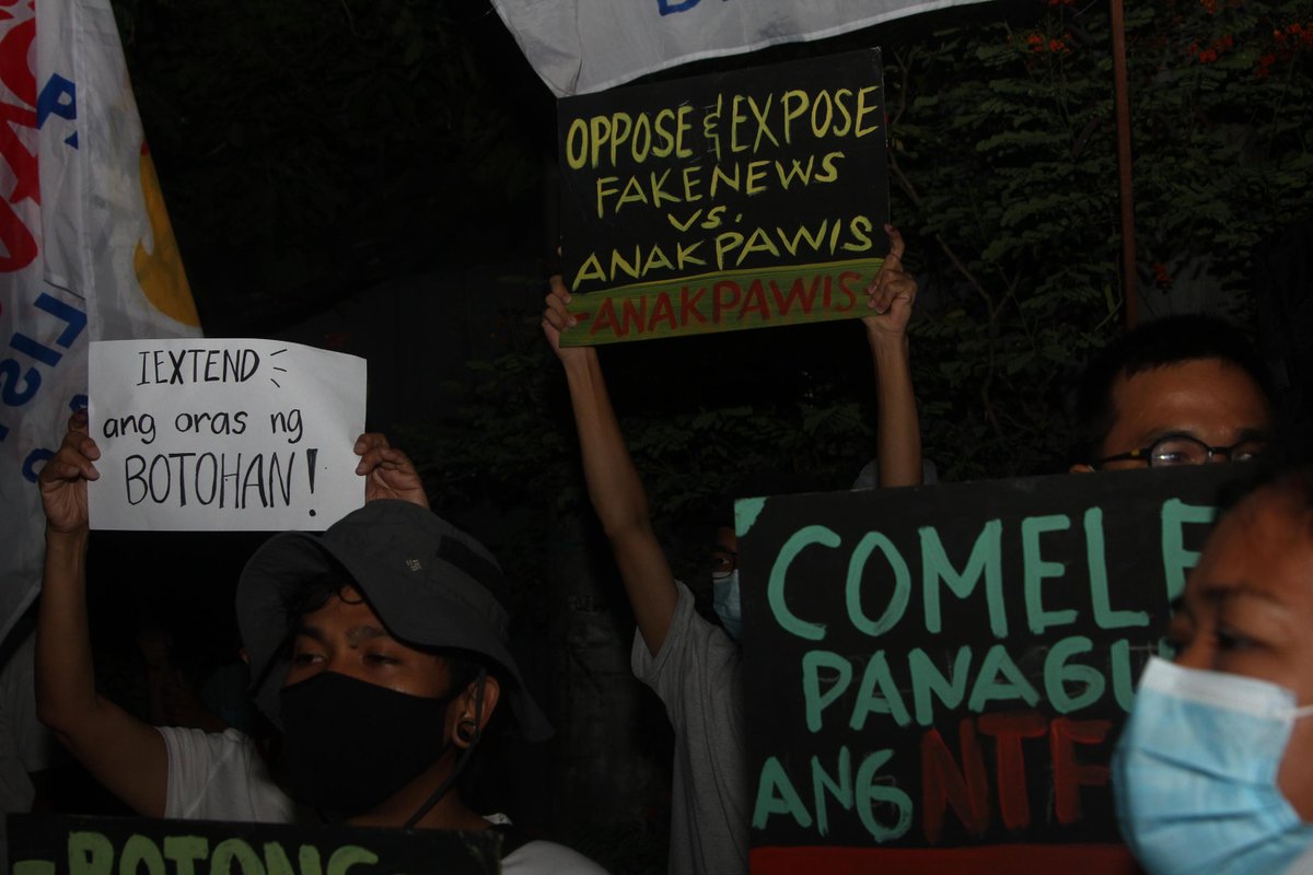 AnakpawisPL's tweet photo. HAPPENING.

Groups protest outside COMELEC National Capital Region office in Quezon City to condemn massive glitch in today's national elections. Anakpawis Partylist says COMELEC, Smartmatic and F2 Logistics accountable for faulty VCMs that led to disenfranchisement of voters. https://t.co/LoHZ2I8KcH