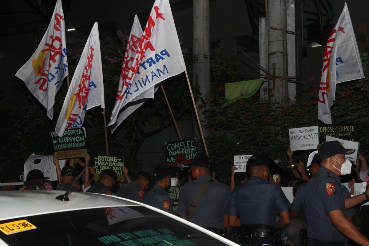 AnakpawisPL's tweet photo. HAPPENING.

Groups protest outside COMELEC National Capital Region office in Quezon City to condemn massive glitch in today's national elections. Anakpawis Partylist says COMELEC, Smartmatic and F2 Logistics accountable for faulty VCMs that led to disenfranchisement of voters. https://t.co/LoHZ2I8KcH