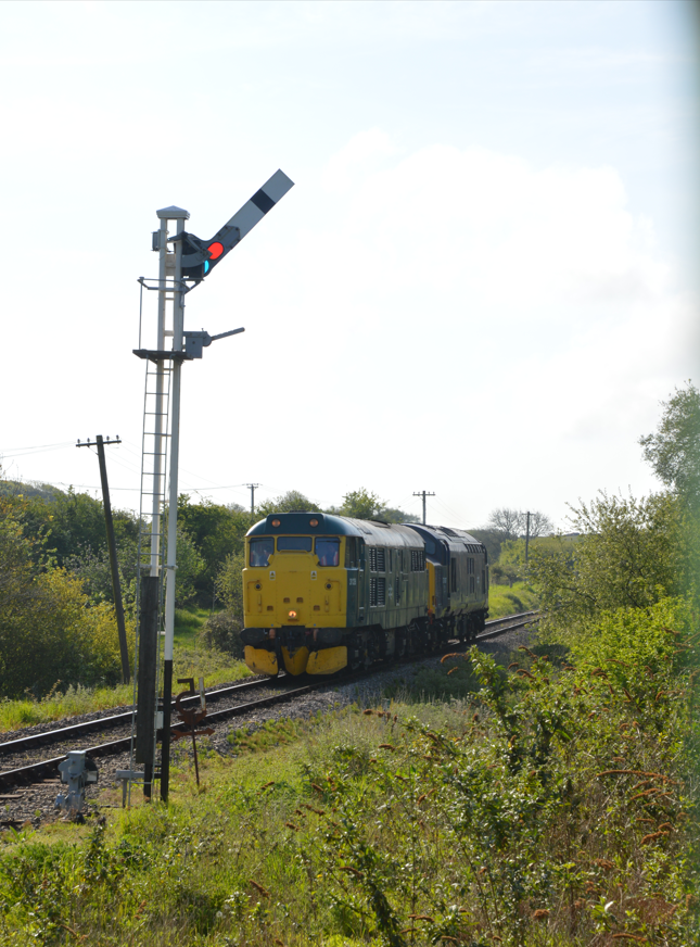 One of my few DSLR shots from the weekend, 31128 and 37703 approaching the Up Home signal at Corfe Castle on 8/5/22. #Class31 #Class37 #DieselGala