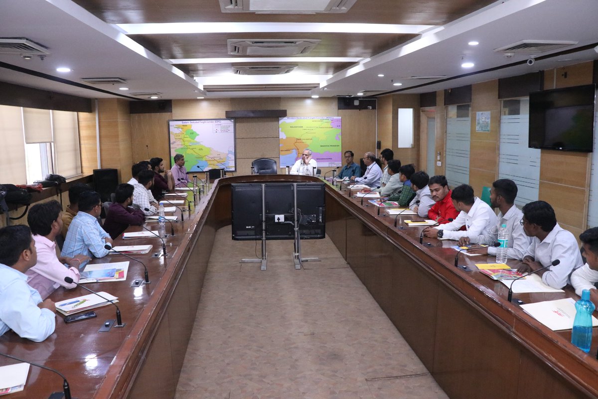 dfccil_india's tweet photo. Sh Ravindra Kumar Jain, MD @dfccil_india addressed the first group of 23 #Executive (#Civil) joinees who have been freshly recruited. He spoke about owning responsibility, integrity and hard work to the joinees who will proceed to #IRICEN #Pune for the next leg of their training. https://t.co/ImntluYLyy