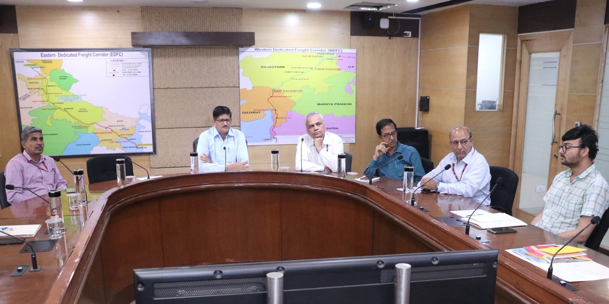 dfccil_india's tweet photo. Sh Ravindra Kumar Jain, MD @dfccil_india addressed the first group of 23 #Executive (#Civil) joinees who have been freshly recruited. He spoke about owning responsibility, integrity and hard work to the joinees who will proceed to #IRICEN #Pune for the next leg of their training. https://t.co/ImntluYLyy