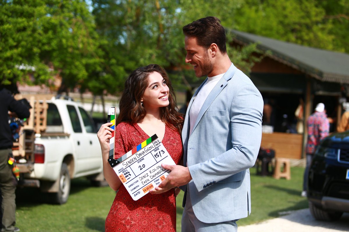 FOX'un merakla beklenen yeni yaz dizisi #SendenDahaGüzel'in çekimleri başladı! Başrollerinde Cemre Baysel ve Burak Çelik'in yer aldığı dizi, Antepli bir kadın doktor ile İstanbullu ünlü bir estetik doktorunun renkli çatışmasını ekrana taşıyacak. #dizifilmcom