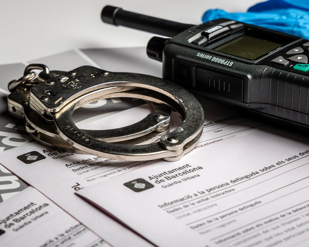 GUBBarcelona's tweet photo. Agents #gubLC i @mossos detenen una persona per haver furtat ❗18 telèfons mòbils al festival @Brunch_BCN gràcies a les denúncies de dues víctimes i la geolocalització 📲.

👉 Si ets víctima d'un fet delictiu, denuncia els fets a una patrulla o acudint a una comissaria. https://t.co/DAlEBLwsGq