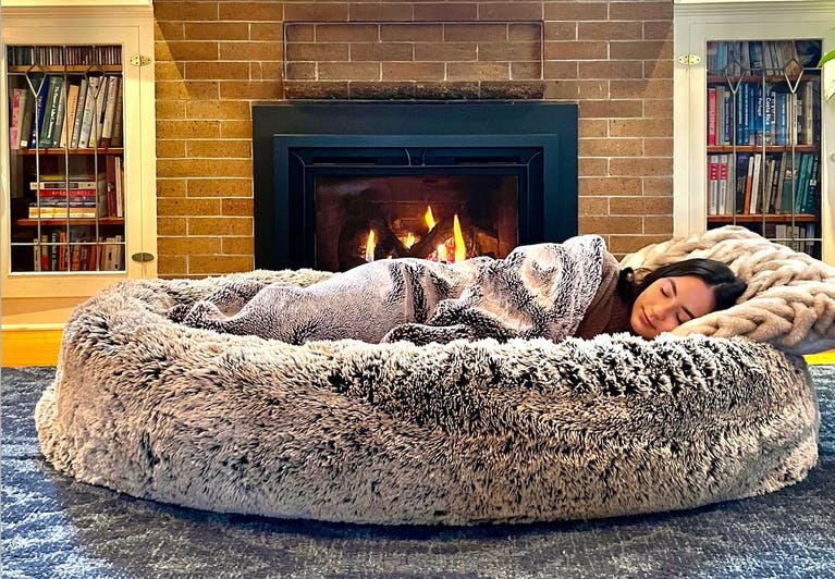 OddityCentral's tweet photo. Plufl – The World’s First Dog Bed for Humans https://t.co/dOCZ9KE7iw #Funny #Plufl #beds #inventions #interiordesign #dogbeds #humor https://t.co/EcS8thawb3