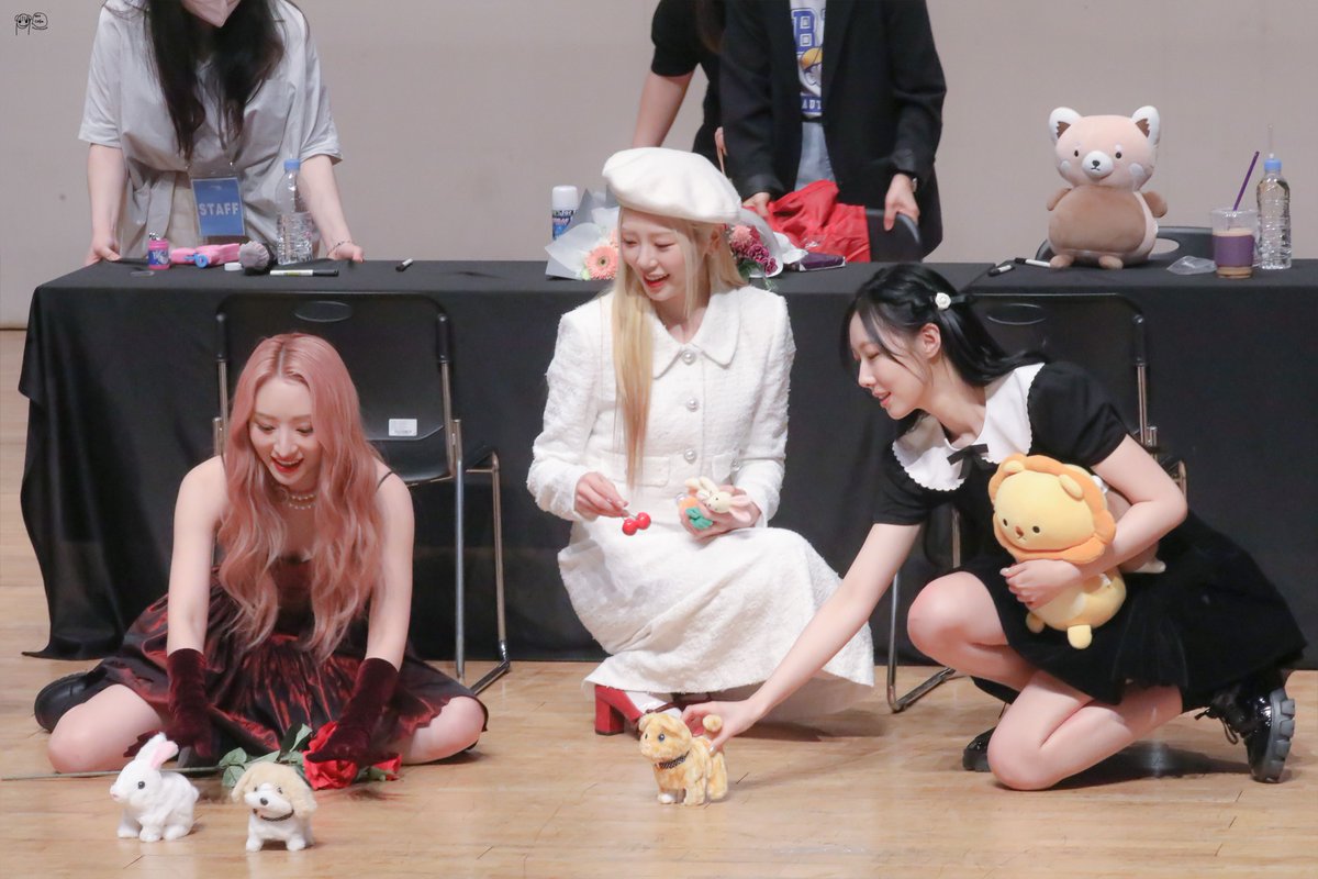 imwithYOOh's tweet photo. 220508 마지막 대면 팬사인

드림캐쳐 초등학교 🏫👧🏻🐥🐰🐱

#드림캐쳐 #지유 #수아 #한동
#Dreamcatcher #JIU #SUA #HANDONG
@hf_dreamcatcher https://t.co/mSsrVv8a3H