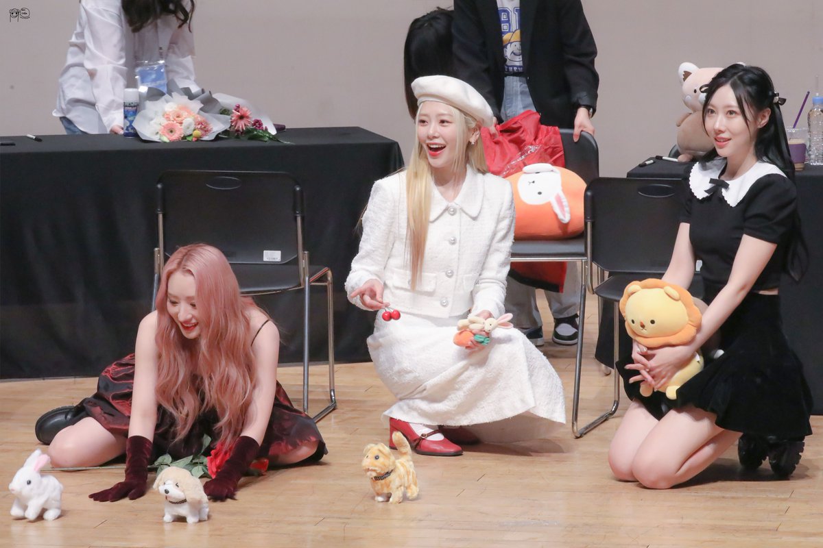 imwithYOOh's tweet photo. 220508 마지막 대면 팬사인

드림캐쳐 초등학교 🏫👧🏻🐥🐰🐱

#드림캐쳐 #지유 #수아 #한동
#Dreamcatcher #JIU #SUA #HANDONG
@hf_dreamcatcher https://t.co/mSsrVv8a3H