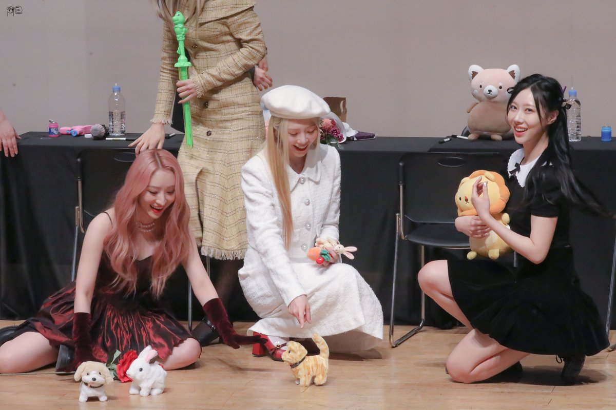 imwithYOOh's tweet photo. 220508 마지막 대면 팬사인

드림캐쳐 초등학교 🏫👧🏻🐥🐰🐱

#드림캐쳐 #지유 #수아 #한동
#Dreamcatcher #JIU #SUA #HANDONG
@hf_dreamcatcher https://t.co/mSsrVv8a3H