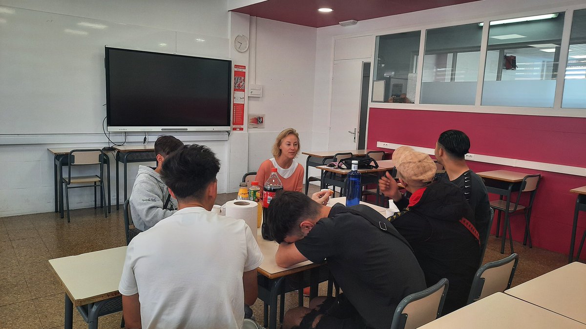 HistoriesdVida's tweet photo. Alumnat de #pfiCAT @JesuitesEdu del Clot participant a la 1a trobada amb el voluntariat d'Històries de Vida.

Gran experiència que, com sempre, va saber a poc, i ja amb vistes a la retrobada!

@pfi_edu @educaciocat @catFPx https://t.co/R7A1OymH90