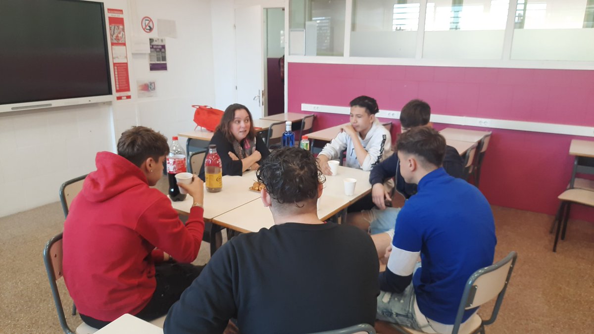 HistoriesdVida's tweet photo. Alumnat de #pfiCAT @JesuitesEdu del Clot participant a la 1a trobada amb el voluntariat d'Històries de Vida.

Gran experiència que, com sempre, va saber a poc, i ja amb vistes a la retrobada!

@pfi_edu @educaciocat @catFPx https://t.co/R7A1OymH90